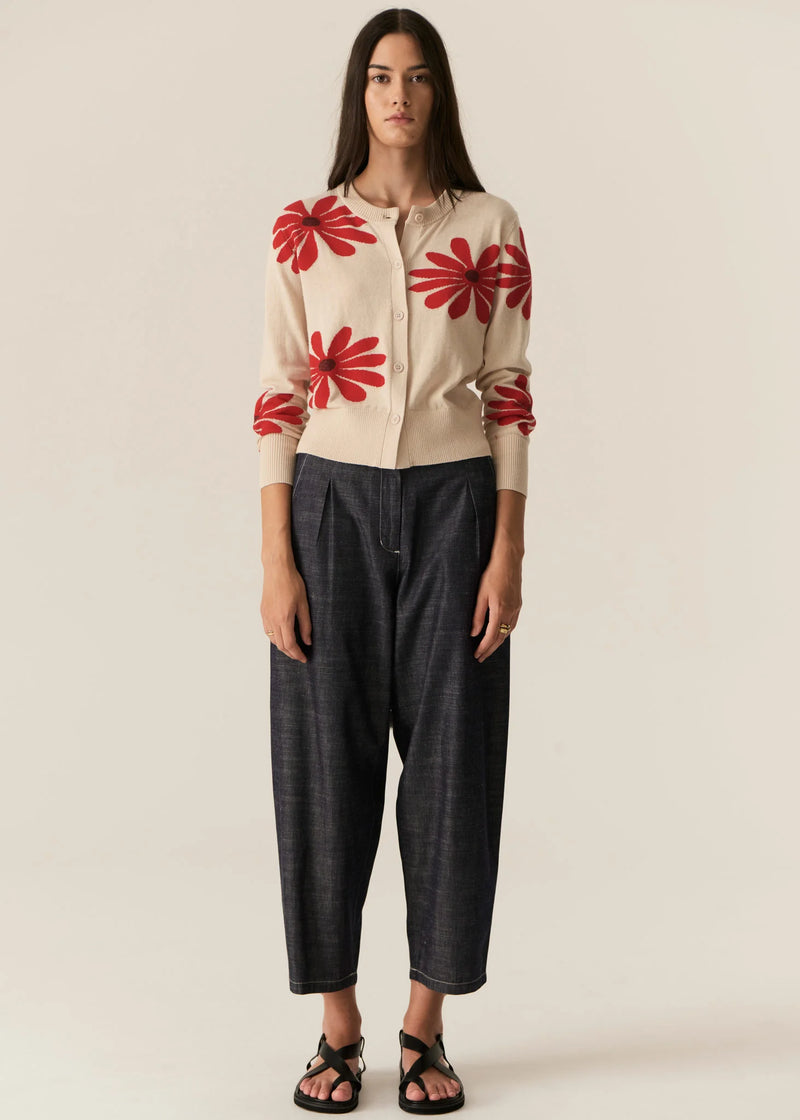 POL | LASK DAISY CARDI
-Round, ribbed neckline.
-Matching button closure through the centre front.
-Soft lightweight cotton yarn - perfect for layering in Spring.
-Intarsia Daisy detail - petals in cotton, centre in lurex yarn.
-Full length sleeves - deep ribbed cuffs.
-Regular fit through the body.
-Deep ribbed hem.
-Marisa is 179cm tall and a size 8, wearing a size S in all colours.
-Approximate length in cm by size: XS/52cm, S/53cm, M/54cm, L/55cm, XL/56cm.
-97% Cotton / 3% Metallic.