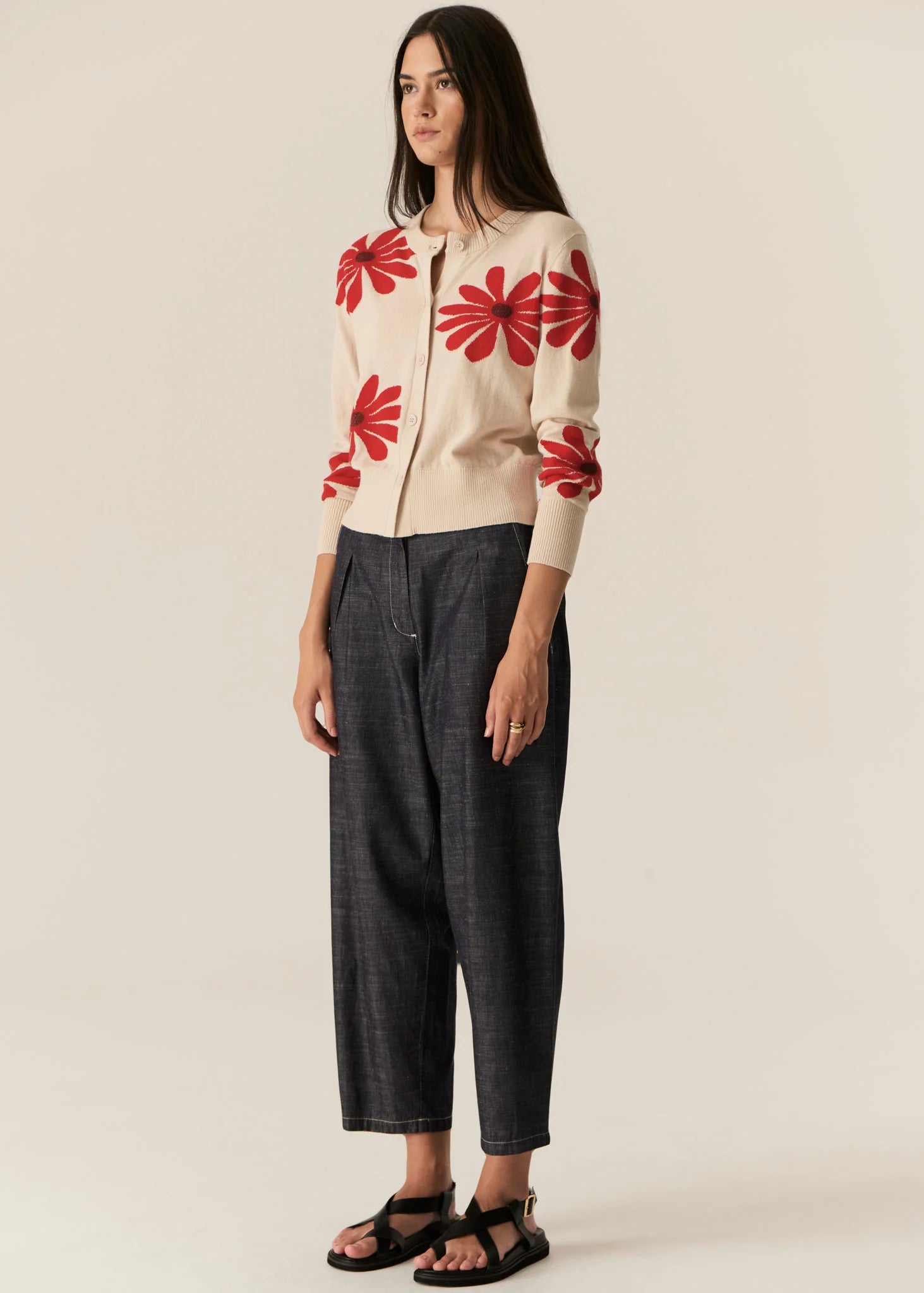 POL | LASK DAISY CARDI
-Round, ribbed neckline.
-Matching button closure through the centre front.
-Soft lightweight cotton yarn - perfect for layering in Spring.
-Intarsia Daisy detail - petals in cotton, centre in lurex yarn.
-Full length sleeves - deep ribbed cuffs.
-Regular fit through the body.
-Deep ribbed hem.
-Marisa is 179cm tall and a size 8, wearing a size S in all colours.
-Approximate length in cm by size: XS/52cm, S/53cm, M/54cm, L/55cm, XL/56cm.
-97% Cotton / 3% Metallic.