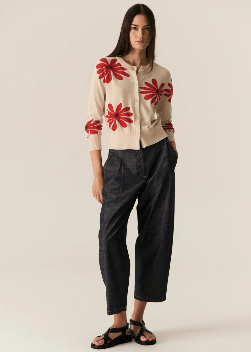 POL | LASK DAISY CARDI
-Round, ribbed neckline.
-Matching button closure through the centre front.
-Soft lightweight cotton yarn - perfect for layering in Spring.
-Intarsia Daisy detail - petals in cotton, centre in lurex yarn.
-Full length sleeves - deep ribbed cuffs.
-Regular fit through the body.
-Deep ribbed hem.
-Marisa is 179cm tall and a size 8, wearing a size S in all colours.
-Approximate length in cm by size: XS/52cm, S/53cm, M/54cm, L/55cm, XL/56cm.
-97% Cotton / 3% Metallic.