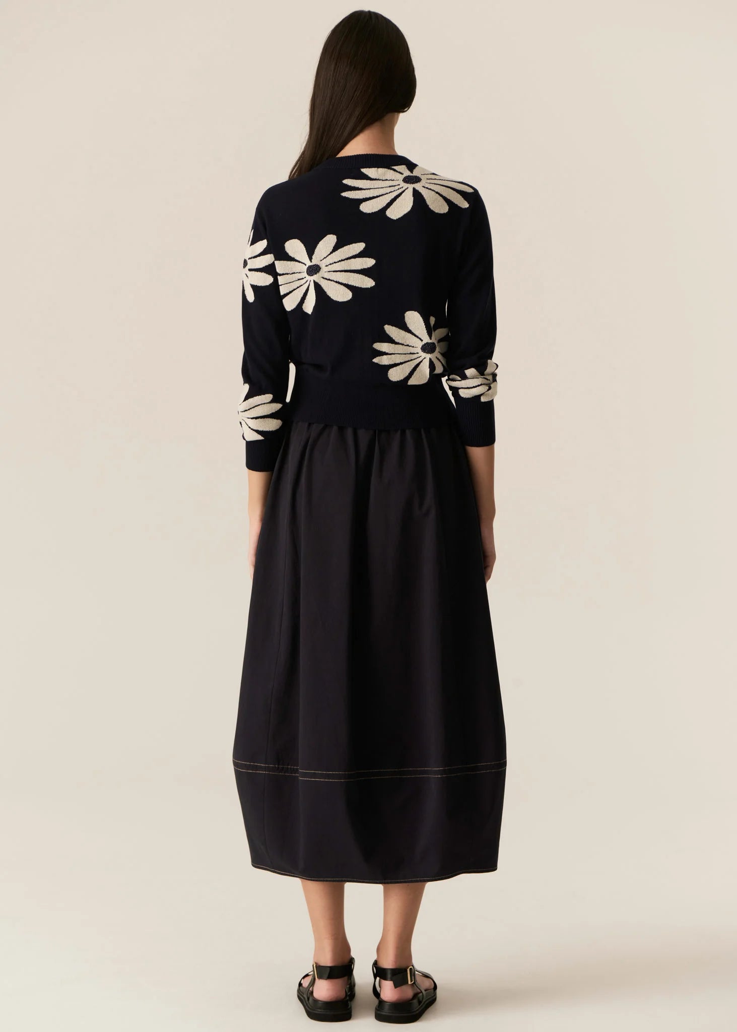 POL | LASK DAISY CARDI
-Round, ribbed neckline.
-Matching button closure through the centre front.
-Soft lightweight cotton yarn - perfect for layering in Spring.
-Intarsia Daisy detail - petals in cotton, centre in lurex yarn.
-Full length sleeves - deep ribbed cuffs.
-Regular fit through the body.
-Deep ribbed hem.
-Marisa is 179cm tall and a size 8, wearing a size S in all colours.
-Approximate length in cm by size: XS/52cm, S/53cm, M/54cm, L/55cm, XL/56cm.
-97% Cotton / 3% Metallic.