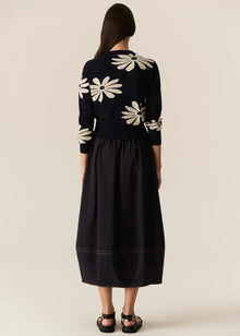 POL | LASK DAISY CARDI
-Round, ribbed neckline.
-Matching button closure through the centre front.
-Soft lightweight cotton yarn - perfect for layering in Spring.
-Intarsia Daisy detail - petals in cotton, centre in lurex yarn.
-Full length sleeves - deep ribbed cuffs.
-Regular fit through the body.
-Deep ribbed hem.
-Marisa is 179cm tall and a size 8, wearing a size S in all colours.
-Approximate length in cm by size: XS/52cm, S/53cm, M/54cm, L/55cm, XL/56cm.
-97% Cotton / 3% Metallic.