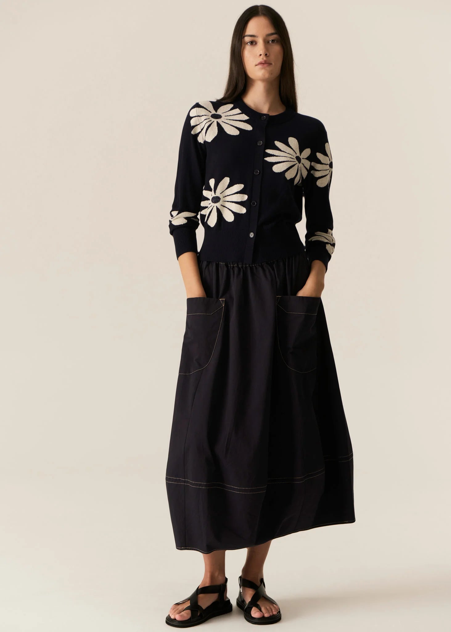 POL | LASK DAISY CARDI
-Round, ribbed neckline.
-Matching button closure through the centre front.
-Soft lightweight cotton yarn - perfect for layering in Spring.
-Intarsia Daisy detail - petals in cotton, centre in lurex yarn.
-Full length sleeves - deep ribbed cuffs.
-Regular fit through the body.
-Deep ribbed hem.
-Marisa is 179cm tall and a size 8, wearing a size S in all colours.
-Approximate length in cm by size: XS/52cm, S/53cm, M/54cm, L/55cm, XL/56cm.
-97% Cotton / 3% Metallic.