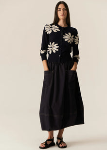 POL | LASK DAISY CARDI
-Round, ribbed neckline.
-Matching button closure through the centre front.
-Soft lightweight cotton yarn - perfect for layering in Spring.
-Intarsia Daisy detail - petals in cotton, centre in lurex yarn.
-Full length sleeves - deep ribbed cuffs.
-Regular fit through the body.
-Deep ribbed hem.
-Marisa is 179cm tall and a size 8, wearing a size S in all colours.
-Approximate length in cm by size: XS/52cm, S/53cm, M/54cm, L/55cm, XL/56cm.
-97% Cotton / 3% Metallic.