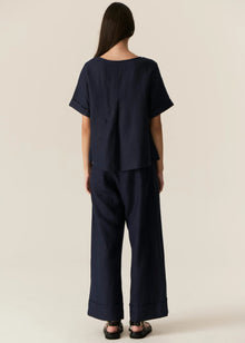 POL | SAGA TOP : -Round neckline.
-Dropped armholes.
-Short sleeves with folded cuff detail.
-Curved hip pockets with topstitching detail.
-Oversized fit - centre front and centre back pleats create a swing shape through the body.
-Styled with the Saga Button Pant.
-Marisa is a size 8 and 179cm wearing a size 8 in the Ink.
-Approximate length in cm by size: 6/59cm, 8/60cm, 10/61cm, 12/62cm, 14/63cm, 16/64cm.
-100% Linen.