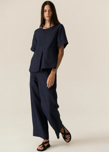 POL | SAGA TOP : -Round neckline.
-Dropped armholes.
-Short sleeves with folded cuff detail.
-Curved hip pockets with topstitching detail.
-Oversized fit - centre front and centre back pleats create a swing shape through the body.
-Styled with the Saga Button Pant.
-Marisa is a size 8 and 179cm wearing a size 8 in the Ink.
-Approximate length in cm by size: 6/59cm, 8/60cm, 10/61cm, 12/62cm, 14/63cm, 16/64cm.
-100% Linen.
