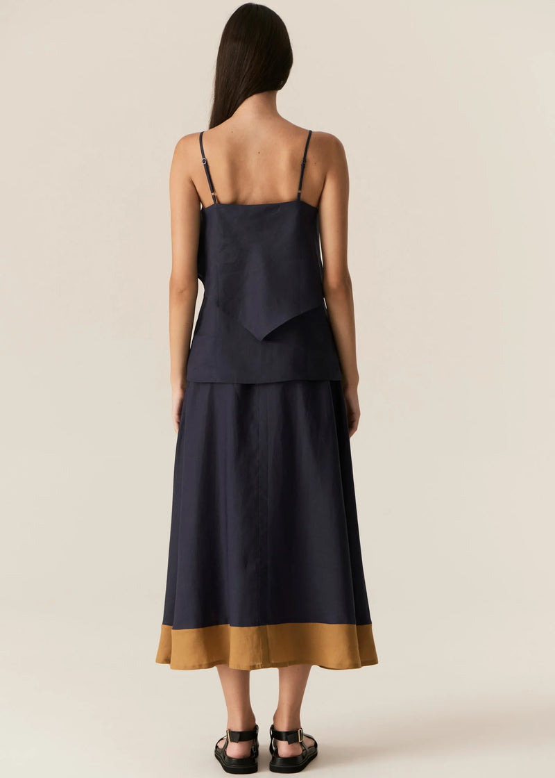 POL SPECK DOUBLE LAYER CAMI
The Speck Double Layer Cami brings back one of our favourite silhouettes in solid colours for the new season.
-Square neckline.
-Adjustable thin straps.
-Pull on style.
-Regular fit.
-Angled overlayer creates a handkerchief look.
-Straight underlayer can be tucked in or worn untucked