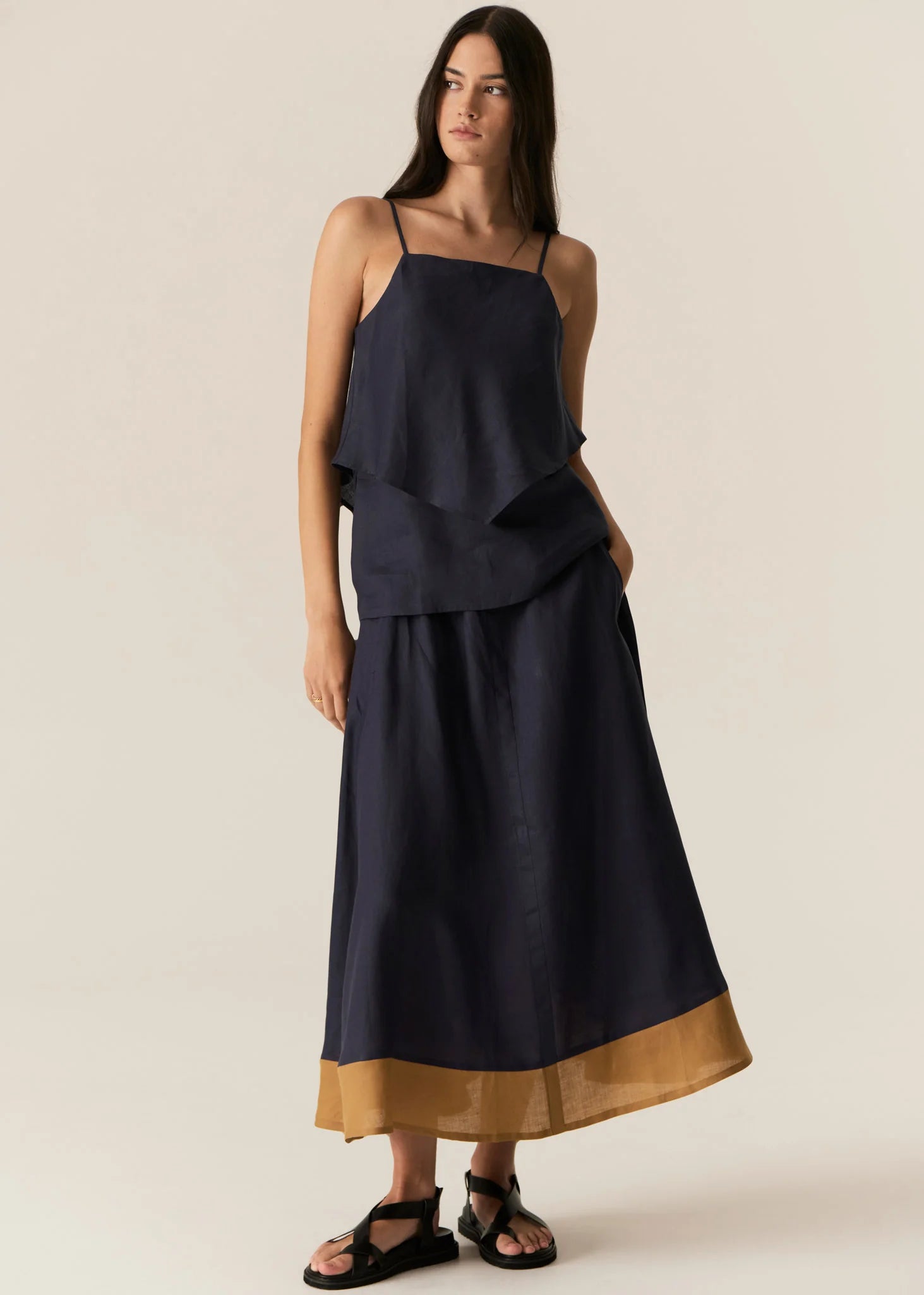 POL SPECK DOUBLE LAYER CAMI
The Speck Double Layer Cami brings back one of our favourite silhouettes in solid colours for the new season.
-Square neckline.
-Adjustable thin straps.
-Pull on style.
-Regular fit.
-Angled overlayer creates a handkerchief look.
-Straight underlayer can be tucked in or worn untucked