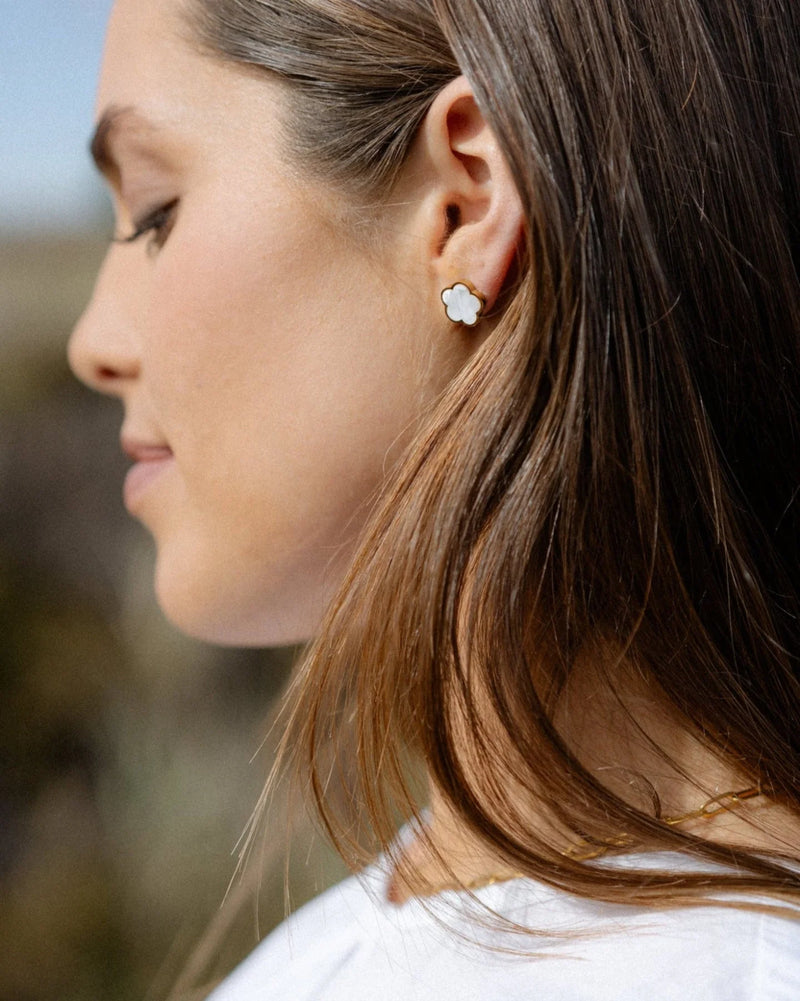CASTEL & CO | POPPY STUD
Fresh, feminine, and effortlessly cool. The Poppy Studs in white bring a soft pop of polish to your everyday look. Crafted from gold-plated stainless steel, they’re waterproof, hypoallergenic, and gentle on the ears. With a classic stud closure and delicate floral shape, they’re made to be worn on their own – simple, elegant, and easy to love.

Main material: gold plating, stainless steel
Closure type: stud
Earrings size: 1,3 х 1,3 cm
Waterproof and hypoallergenic
Weight: 2g