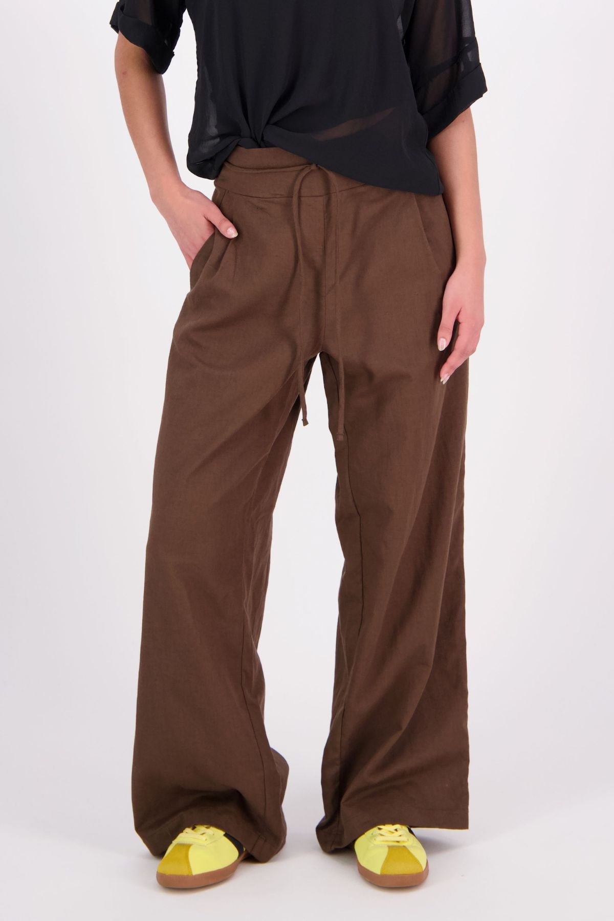 The N-E-S Rita Pant is a full-length take on our bestselling short, crafted in a breathable linen-cotton blend with a relaxed silhouette and subtle front leg pleat. Featuring angled front pockets, a flat front with a decorative drawcord, and an elasticated back waistband for all-day ease. The white colourway includes a half lining in soft cotton voile for added coverage and comfort.

Our model is 174cm and wears a XS (8)

Composition: Linen Cotton

Designed and Made in New Zealand