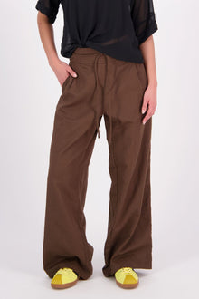 The N-E-S Rita Pant is a full-length take on our bestselling short, crafted in a breathable linen-cotton blend with a relaxed silhouette and subtle front leg pleat. Featuring angled front pockets, a flat front with a decorative drawcord, and an elasticated back waistband for all-day ease. The white colourway includes a half lining in soft cotton voile for added coverage and comfort.

Our model is 174cm and wears a XS (8)

Composition: Linen Cotton

Designed and Made in New Zealand
