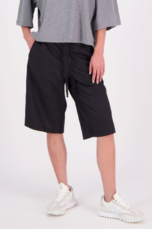 The N-E-S Rita Short is an easy update to our classic Gin Short, crafted in a breathable linen-cotton blend. Featuring a single front leg pleat for subtle shape, angled front pockets, and an elasticated back waistband for comfort. A decorative front drawcord adds detail, with a length finishing just below the knee—perfect for relaxed yet polished summer dressing.

White colourway has a 1/2 liner in a cotton voile
Our model is 174cm and wear a XS (8)
Composition: Linen Cotton
Designed and Made in New Zealand