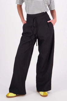 The N-E-S Rita Pant is a full-length take on our bestselling short, crafted in a breathable linen-cotton blend with a relaxed silhouette and subtle front leg pleat. Featuring angled front pockets, a flat front with a decorative drawcord, and an elasticated back waistband for all-day ease. The white colourway includes a half lining in soft cotton voile for added coverage and comfort.

Our model is 174cm and wears a XS (8)

Composition: Linen Cotton

Designed and Made in New Zealand