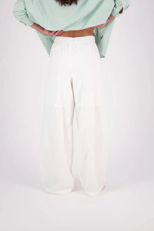 The N-E-S Rita Pant is a full-length take on our bestselling short, crafted in a breathable linen-cotton blend with a relaxed silhouette and subtle front leg pleat. Featuring angled front pockets, a flat front with a decorative drawcord, and an elasticated back waistband for all-day ease. The white colourway includes a half lining in soft cotton voile for added coverage and comfort.

Our model is 174cm and wears a XS (8)

Composition: Linen Cotton

Designed and Made in New Zealand
