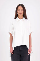 Ryn cotton Shirt – Effortless Volume & Soft Structure

The N-E-S Ryn Shirt is a modern take on a classic, crafted in breathable cotton. With its umbrella-style silhouette, it features a centre front button-down placket, kimono-style sleeves gathered into soft cuffs, and a slight high-low hem. Easy to style back with pants, shorts, or skirts—this is your go-to shirt for relaxed yet elevated dressing.