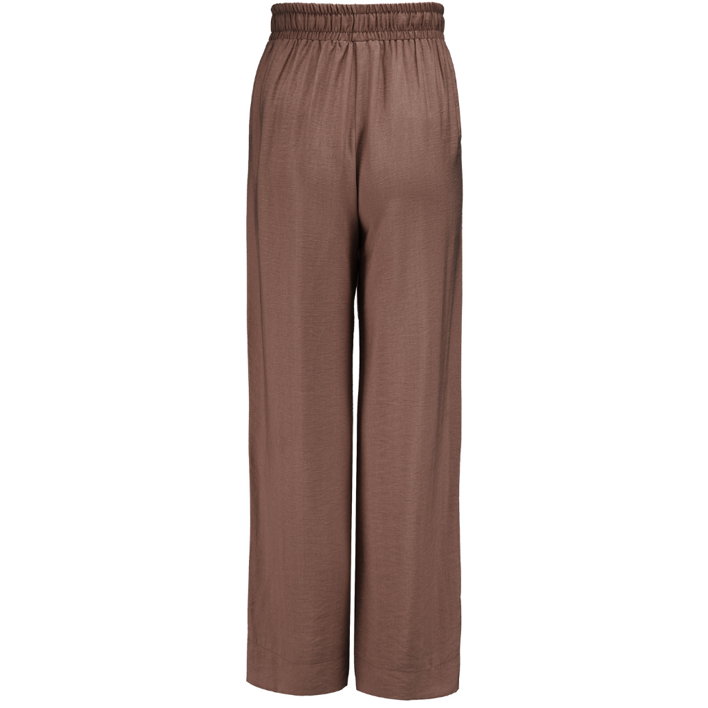INDIANA BY MOKE
The Indiana Pants are back - and it’s no surprise they’re a top seller. Cut from a breathable viscose-nylon blend, these wide-leg pants are designed for comfort, polish, and all-day wear.
Cream contrast stripes run down each leg for a sport-luxe edge, while subtle side splits at the hem add movement and a touch of ease. The fit is streamlined yet relaxed, with a wide-leg silhouette that flatters every shape and pairs beautifully with tanks, tees, or a crisp shirt.