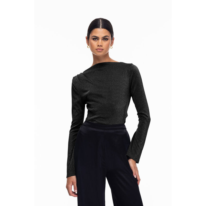 BLAK SHAPED BY UOI TOP. BLACK LUREX. Crafted from a luxurious blend of polyester, lurex and spandex, the Shaped by You Top features a sophisticated boat neck design with long, flared sleeves and exquisite tuck detailing.

Fabric composition - Polyester Lurex Spandex

Fit - Fits true to size

Boat neck
Long flared sleeves
Tuck details