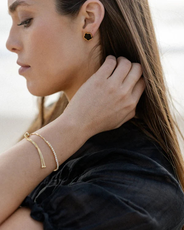 Classic sparkle, reimagined. The Castel & Co Tennis Bracelet in gold features a full row of faceted diamantés set in a sleek gold-plated finish for timeless shine. Elegant and eye-catching, it’s your go-to for adding polish to any outfit – from everyday luxe to evening glam.

Main material: stainless steel
Bracelet length: 30cm
Insert: Cubic zirconia
Waterproof and hypoallergenic
Weight: 3g