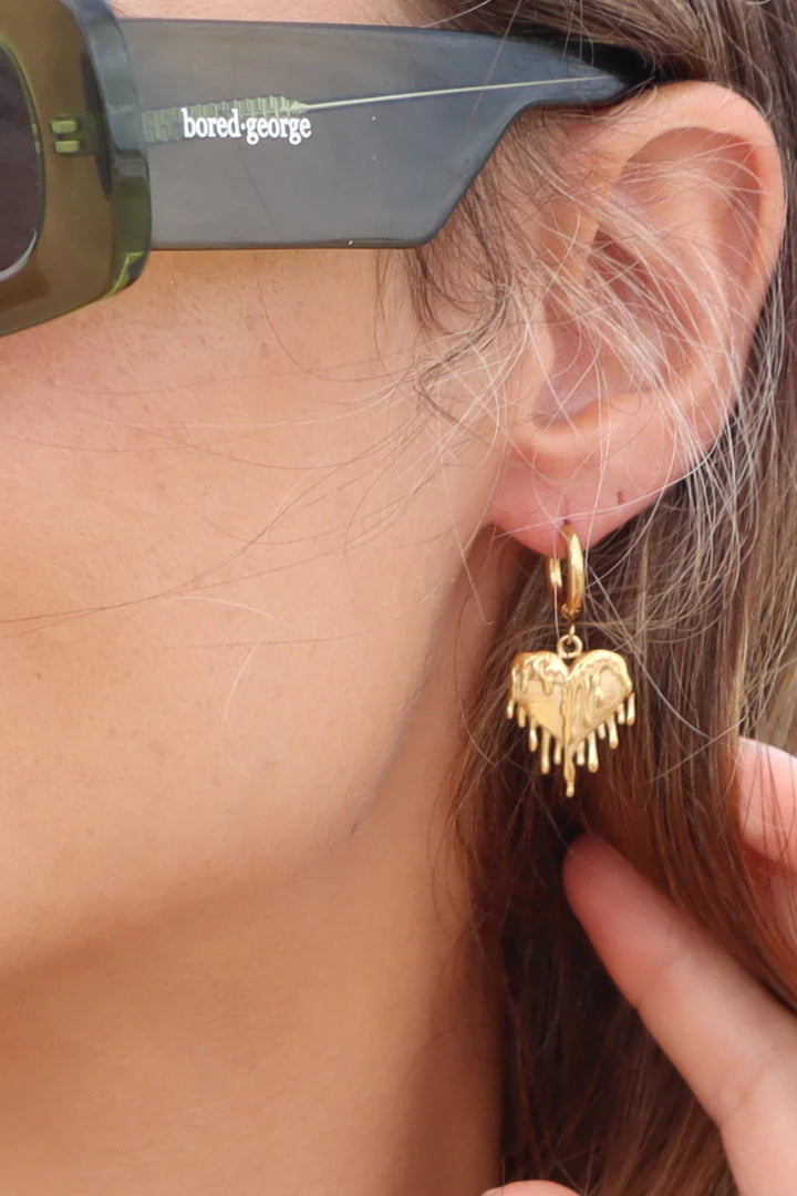 Dripping in love and Inspired by the goddess of love herself, PĀMU Aphrodite huggies are a testament to passion, grace, and timeless allure. Crafted with meticulous attention to detail, these huggies are more than just jewellery, they are an expression of love and sophistication.