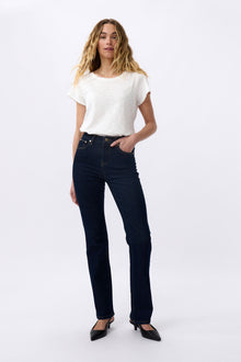 Kireina Denim Vacay lives up to its name; giving off relaxed-on-holidays vibes. Featuring a true black colour, a mild kick flare and a finished hem that sits just above the ankle.

FEATURES:
- High Rise
- Average Inside Leg Length = 82cm
- Kick flare with finished hem
- Black Metal Hardware
- Zipper fly