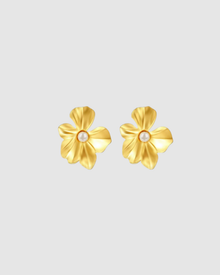 Violet Earrings by Castel & Co in gold with imitation pearl detailing, shaped like a blooming flower for a soft, romantic statement. Sculpted petals with luminous pearl accents create a feminine, elegant finish. Stud closure with a 2.83 x 3.28 cm size, crafted from stainless steel with gold plating. Waterproof, hypoallergenic, and weighing 10g.