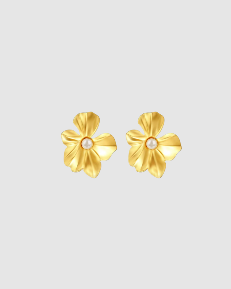 Violet Earrings by Castel & Co in gold with imitation pearl detailing, shaped like a blooming flower for a soft, romantic statement. Sculpted petals with luminous pearl accents create a feminine, elegant finish. Stud closure with a 2.83 x 3.28 cm size, crafted from stainless steel with gold plating. Waterproof, hypoallergenic, and weighing 10g.