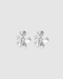 Violet Earrings by Castel & Co in gold with imitation pearl detailing, shaped like a blooming flower for a soft, romantic statement. Sculpted petals with luminous pearl accents create a feminine, elegant finish. Stud closure with a 2.83 x 3.28 cm size, crafted from stainless steel with gold plating. Waterproof, hypoallergenic, and weighing 10g.