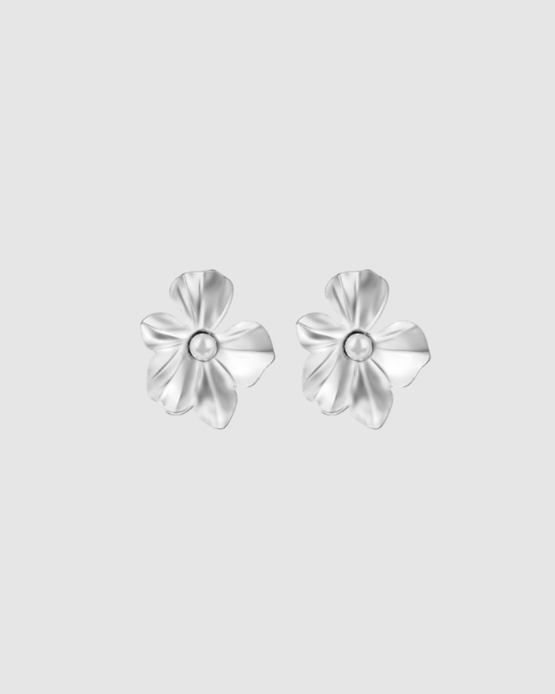 Violet Earrings by Castel & Co in gold with imitation pearl detailing, shaped like a blooming flower for a soft, romantic statement. Sculpted petals with luminous pearl accents create a feminine, elegant finish. Stud closure with a 2.83 x 3.28 cm size, crafted from stainless steel with gold plating. Waterproof, hypoallergenic, and weighing 10g.