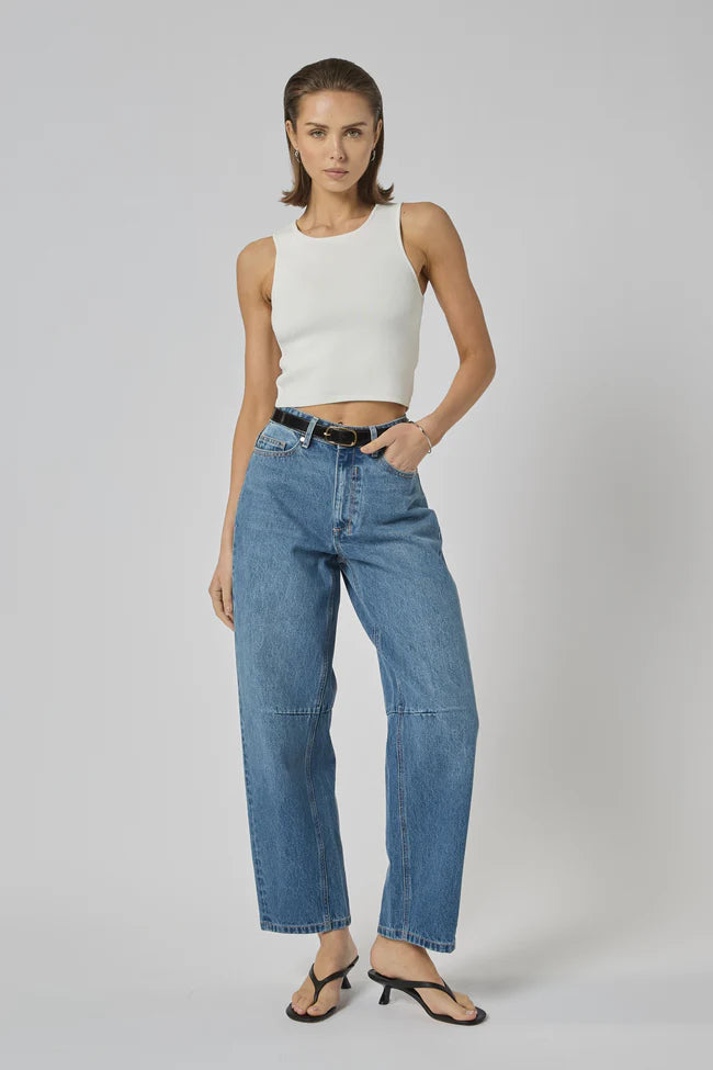 DRICOPER | ZELLA BARREL RODEO JEANS

A high-rise Barrel Jeans crafted from sturdy 100% Cotton Denim. A relaxed curved leg that continues to the ankle and gives an elevated look if styled with heel or pointy flats.

Available colours : Rodeo Blue &amp; Sunbleach

Model Wears Size 8/Small and is 176cm tall

Composition: 100% Cotton Denim