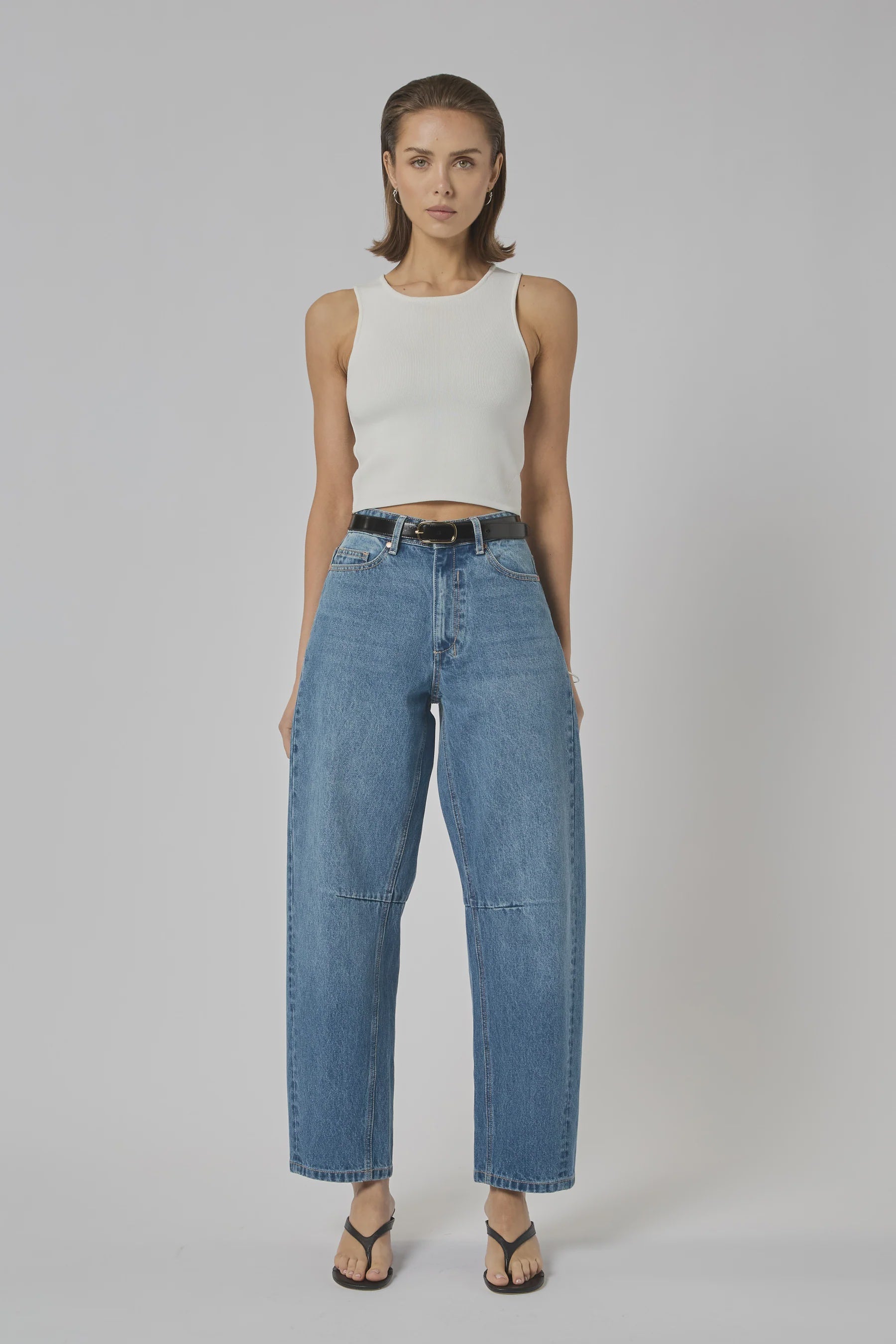 DRICOPER | ZELLA BARREL RODEO JEANS

A high-rise Barrel Jeans crafted from sturdy 100% Cotton Denim. A relaxed curved leg that continues to the ankle and gives an elevated look if styled with heel or pointy flats.

Available colours : Rodeo Blue &amp; Sunbleach

Model Wears Size 8/Small and is 176cm tall

Composition: 100% Cotton Denim
