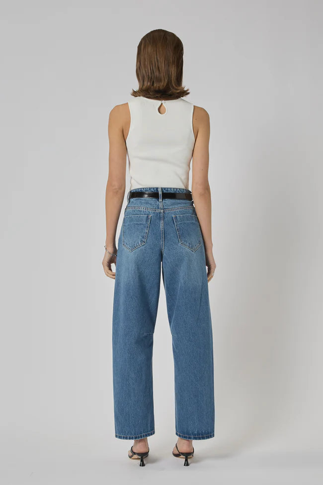 DRICOPER | ZELLA BARREL RODEO JEANS

A high-rise Barrel Jeans crafted from sturdy 100% Cotton Denim. A relaxed curved leg that continues to the ankle and gives an elevated look if styled with heel or pointy flats.

Available colours : Rodeo Blue &amp; Sunbleach

Model Wears Size 8/Small and is 176cm tall

Composition: 100% Cotton Denim