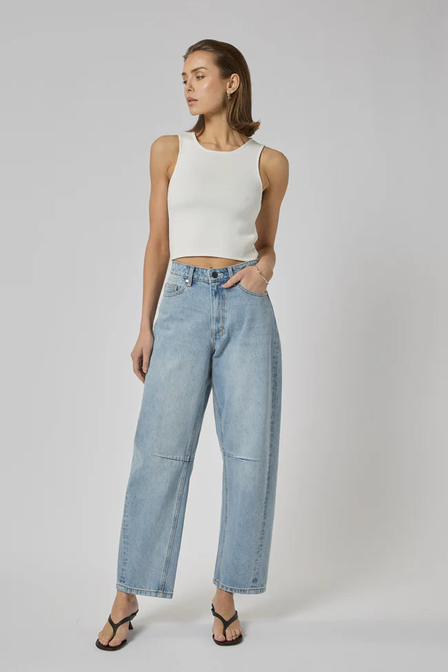 DRICOPER | ZELLA BARREL RODEO JEANS

A high-rise Barrel Jeans crafted from sturdy 100% Cotton Denim. A relaxed curved leg that continues to the ankle and gives an elevated look if styled with heel or pointy flats.

Available colours : Rodeo Blue &amp; Sunbleach

Model Wears Size 8/Small and is 176cm tall

Composition: 100% Cotton Denim
