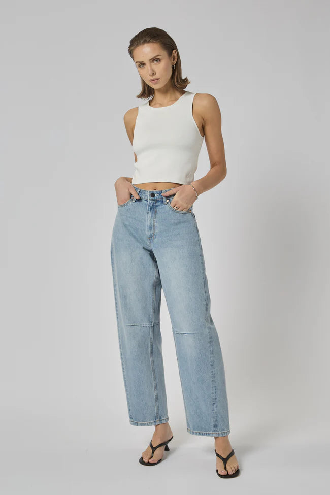 DRICOPER | ZELLA BARREL RODEO JEANS

A high-rise Barrel Jeans crafted from sturdy 100% Cotton Denim. A relaxed curved leg that continues to the ankle and gives an elevated look if styled with heel or pointy flats.

Available colours : Rodeo Blue &amp; Sunbleach

Model Wears Size 8/Small and is 176cm tall

Composition: 100% Cotton Denim
