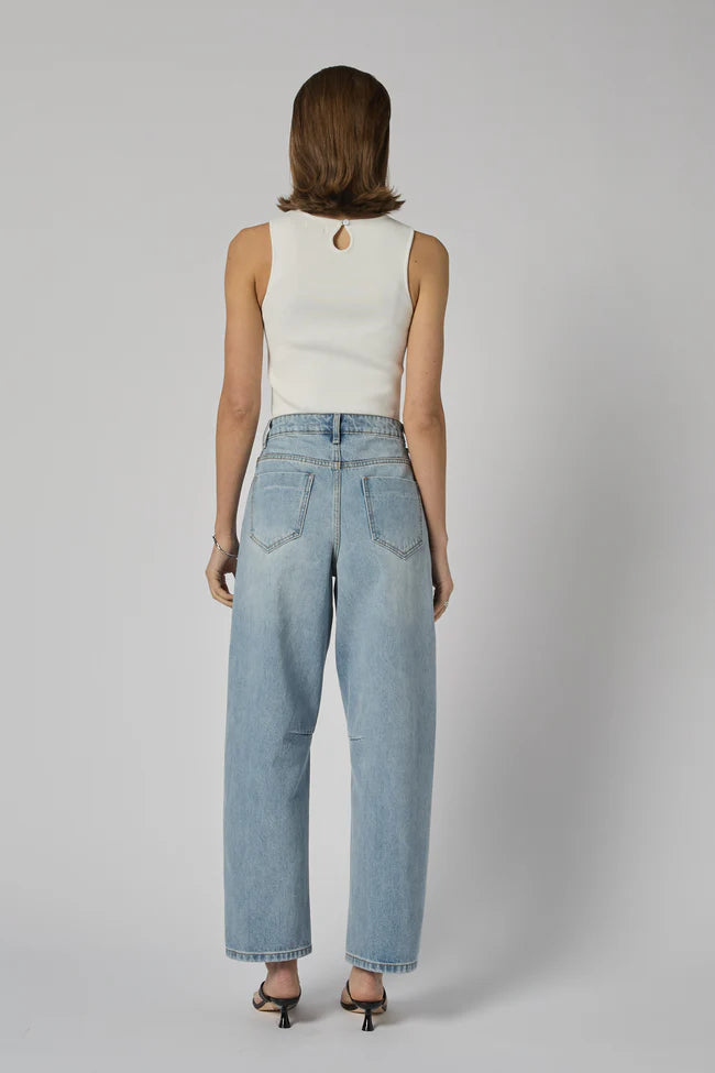 DRICOPER | ZELLA BARREL RODEO JEANS

A high-rise Barrel Jeans crafted from sturdy 100% Cotton Denim. A relaxed curved leg that continues to the ankle and gives an elevated look if styled with heel or pointy flats.

Available colours : Rodeo Blue &amp; Sunbleach

Model Wears Size 8/Small and is 176cm tall

Composition: 100% Cotton Denim