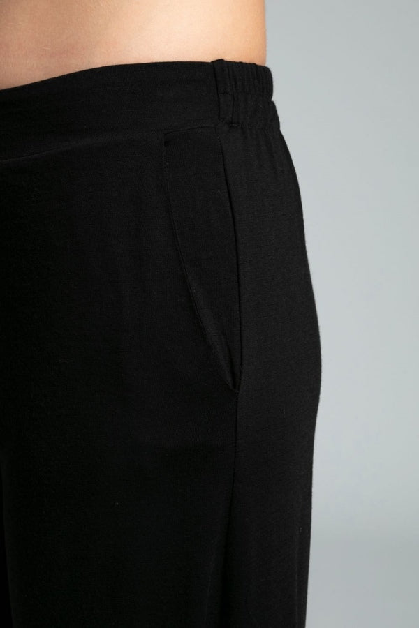 The NES Lounge Pant is the ultimate blend of comfort, warmth, and style. Designed with a wide flat front yoke and an elasticated back waistband, these pants offer a relaxed fit that moves with you. The side-angled pockets add a functional touch, while the straight leg creates a laid-back yet flattering silhouette. Perfect for lounging, casual outings, or traveling in style, the NES Lounge Pant is your go-to for easy, effortless comfort all day long.