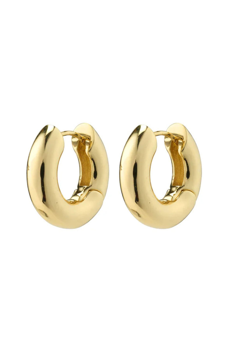 Create your own personal style with these Aicia chunky hoops from Pilgrim, made from a minimum of 75% recycled materials. The timeless design of the earrings has a powerful weight and a chunky silhouette that lasts season after season. Let them shine on their own, or style with other ear pieces for a trendy ear-curated look.