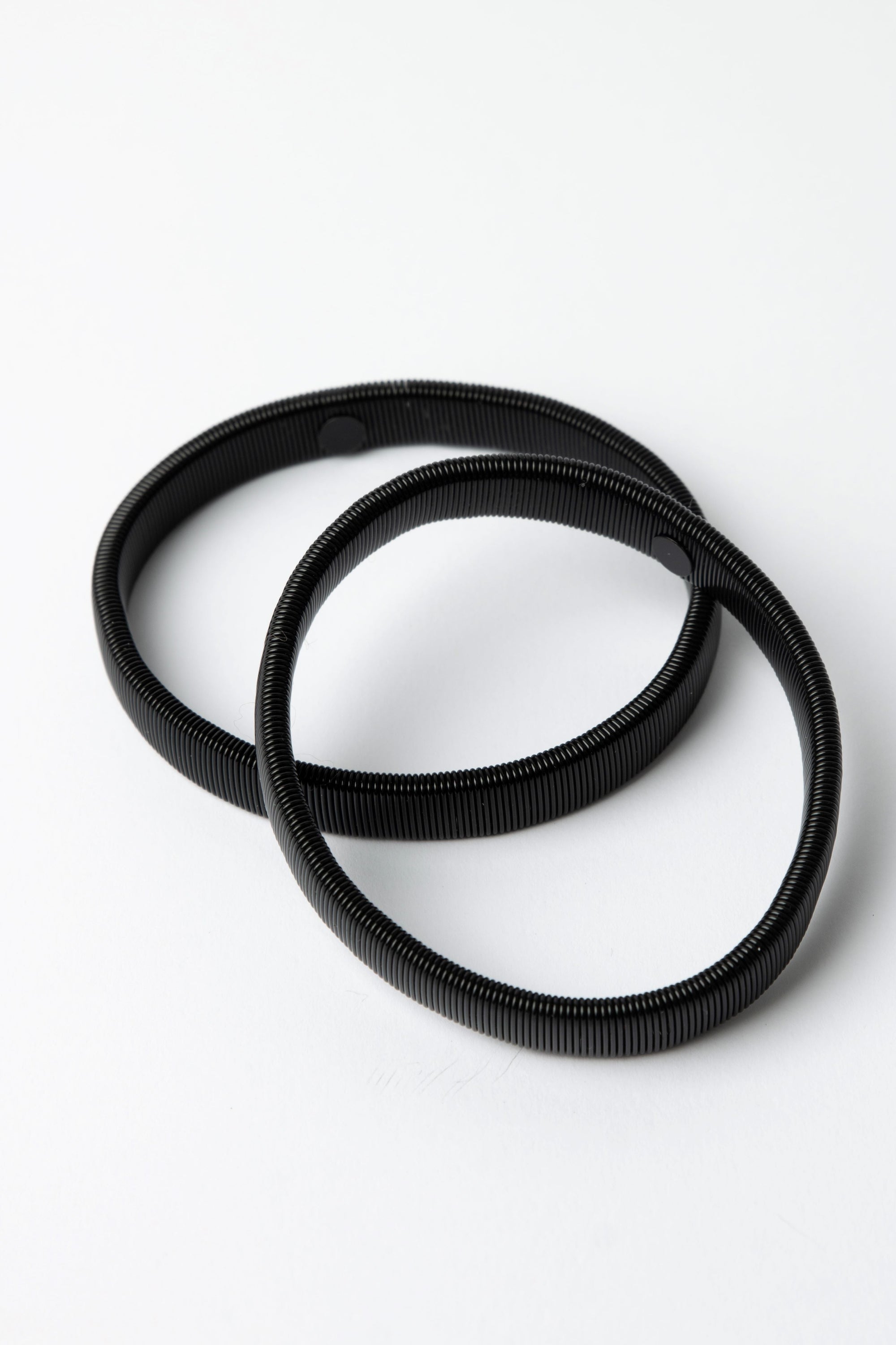 The Stella + Gemma elastic wire arm bands designed to keep your sleeves styled on your arm. Composition: Steel Wire