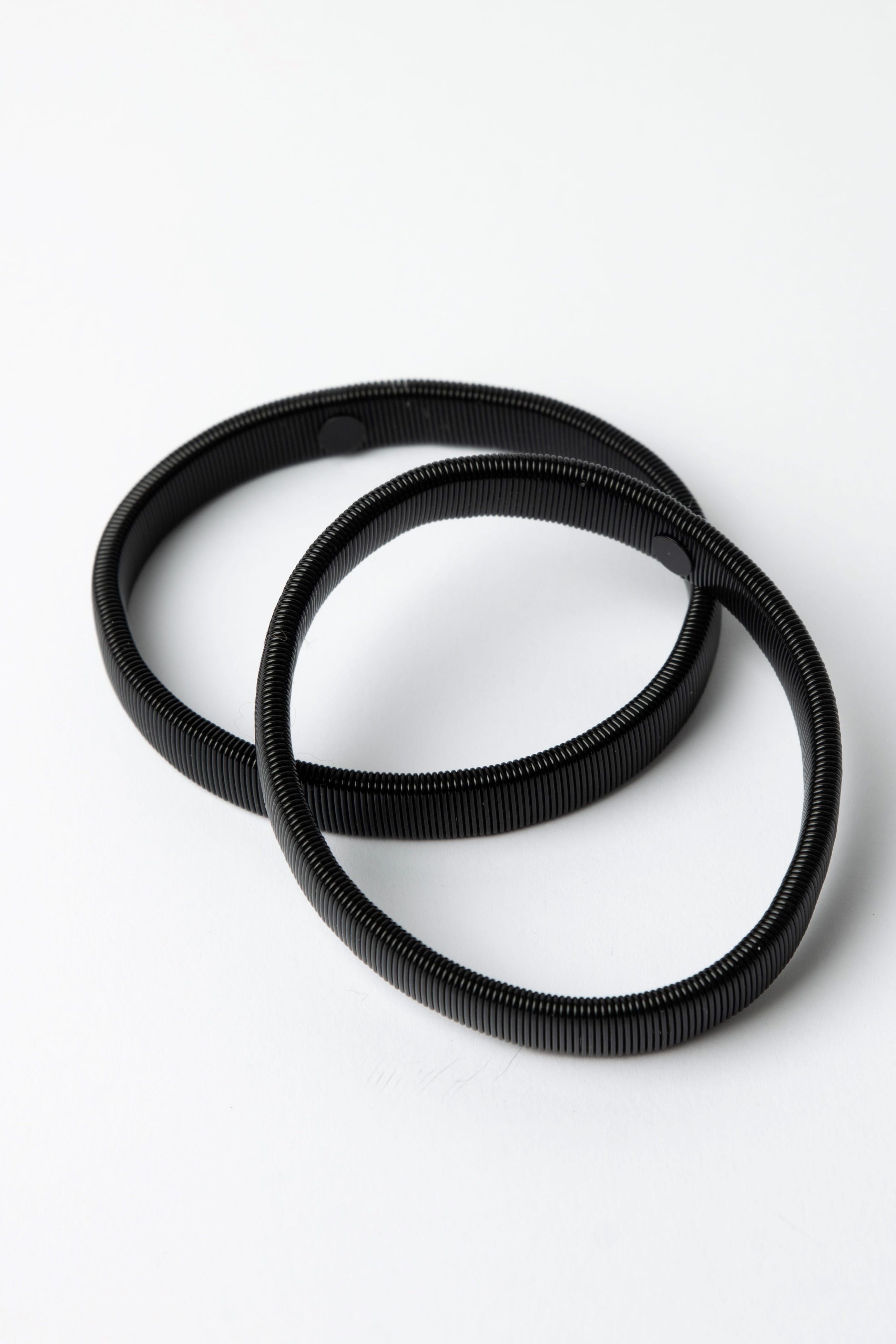 The Stella + Gemma elastic wire arm bands designed to keep your sleeves styled on your arm. Composition: Steel Wire