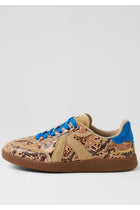 ASFVLT ELITE CLASSIC sneaker featuring a bold snake print upper in warm neutral tones, accented with contrast suede panels and vibrant blue details on the laces and heel tab. The retro court-inspired silhouette sits on a classic gum rubber sole for a vintage look with all-day comfort. Sporty yet refined, this statement sneaker blends timeless design with modern edge.