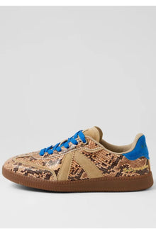 ASFVLT ELITE CLASSIC sneaker featuring a bold snake print upper in warm neutral tones, accented with contrast suede panels and vibrant blue details on the laces and heel tab. The retro court-inspired silhouette sits on a classic gum rubber sole for a vintage look with all-day comfort. Sporty yet refined, this statement sneaker blends timeless design with modern edge.