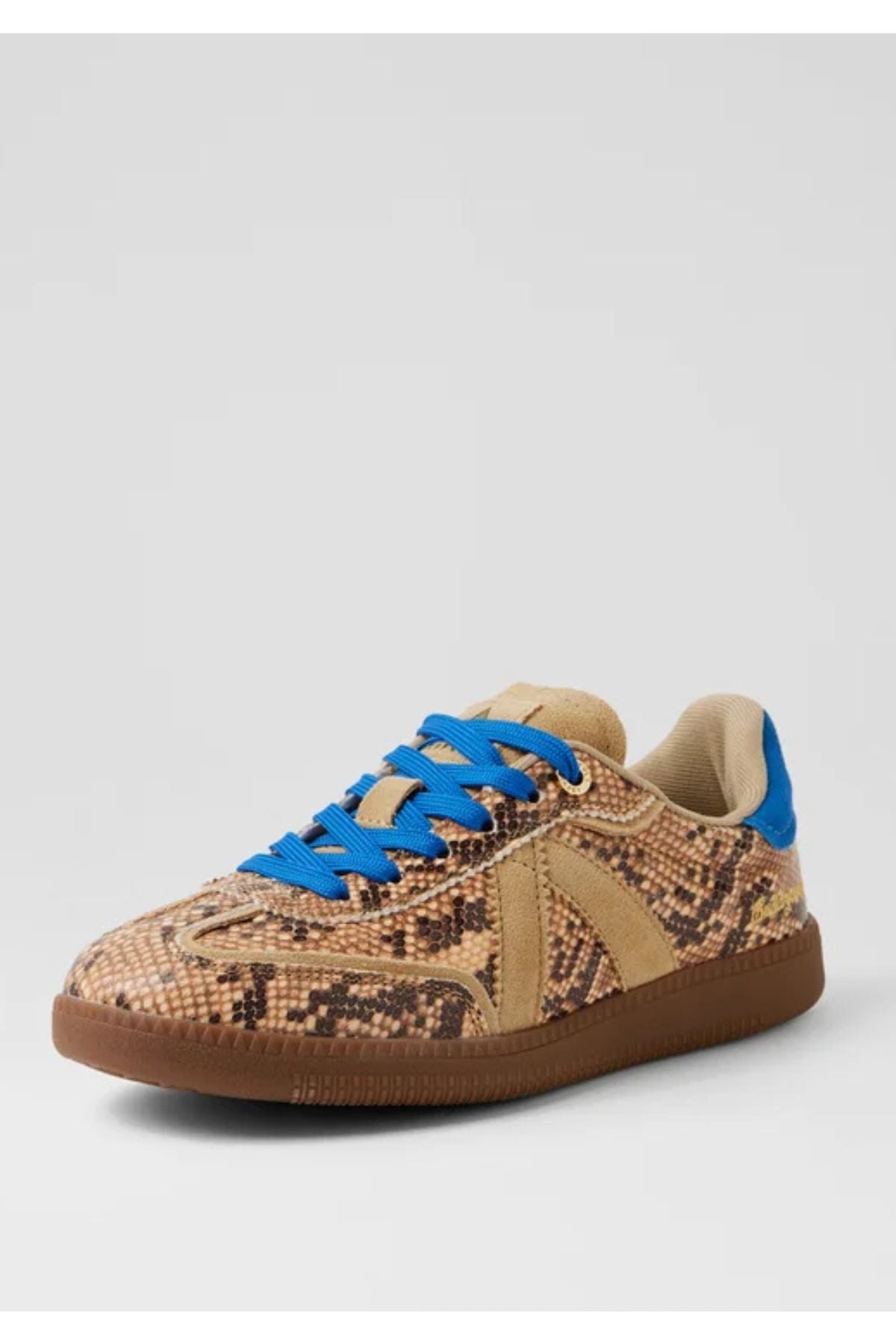 ASFVLT ELITE CLASSIC sneaker featuring a bold snake print upper in warm neutral tones, accented with contrast suede panels and vibrant blue details on the laces and heel tab. The retro court-inspired silhouette sits on a classic gum rubber sole for a vintage look with all-day comfort. Sporty yet refined, this statement sneaker blends timeless design with modern edge.