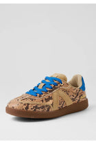 ASFVLT ELITE CLASSIC sneaker featuring a bold snake print upper in warm neutral tones, accented with contrast suede panels and vibrant blue details on the laces and heel tab. The retro court-inspired silhouette sits on a classic gum rubber sole for a vintage look with all-day comfort. Sporty yet refined, this statement sneaker blends timeless design with modern edge.