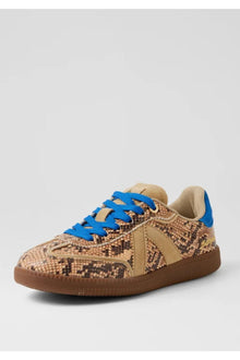 ASFVLT ELITE CLASSIC sneaker featuring a bold snake print upper in warm neutral tones, accented with contrast suede panels and vibrant blue details on the laces and heel tab. The retro court-inspired silhouette sits on a classic gum rubber sole for a vintage look with all-day comfort. Sporty yet refined, this statement sneaker blends timeless design with modern edge.