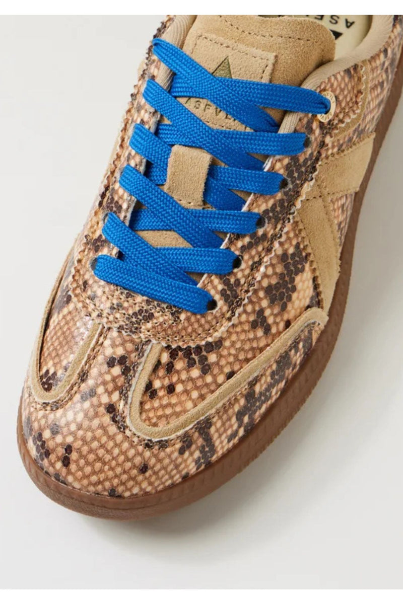 ASFVLT ELITE CLASSIC sneaker featuring a bold snake print upper in warm neutral tones, accented with contrast suede panels and vibrant blue details on the laces and heel tab. The retro court-inspired silhouette sits on a classic gum rubber sole for a vintage look with all-day comfort. Sporty yet refined, this statement sneaker blends timeless design with modern edge.