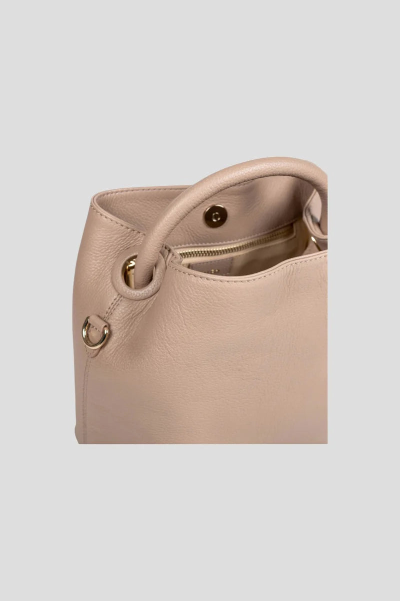 Introducing the ALEO Bon Bon Crossbody Bag, a beautiful fusion of craftsmanship, sustainability, and timeless design. Handcrafted with precision, this bag embodies the essence of slow fashion, using 100% traceable leather for a transparent and ethical approach to luxury. The genuine soft-grained leather finish offers a rich, tactile experience, enhancing both its durability and beauty over time. Genuine soft grained leather finish&nbsp;
Tote shaped bag w/ tonal handle
Detachable tonal crossbody strap
