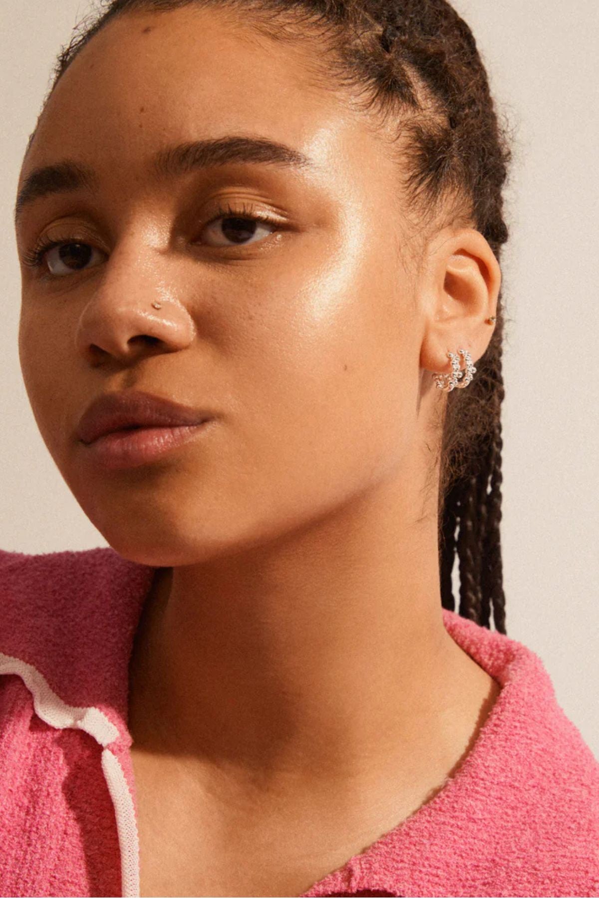 Join the circle with the silver-plated SOLIDARITY hoops by Pilgrim. The asymmetric bubble shapes give these earrings a playful structure and a dynamic silhouette. 
Silver-plated recycled bubble hoops
Playful spherical shapes
Measures 20 mm in diameter
With easy-to-use click lock
Made from 99% recycled material