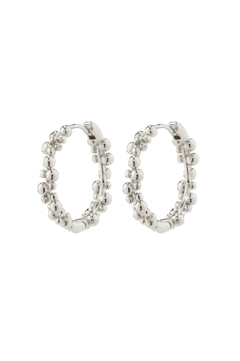 Silver-plated recycled bubble hoops
Playful spherical shapes
Measures 20 mm in diameter
With easy-to-use click lock
Made from 99% recycled material