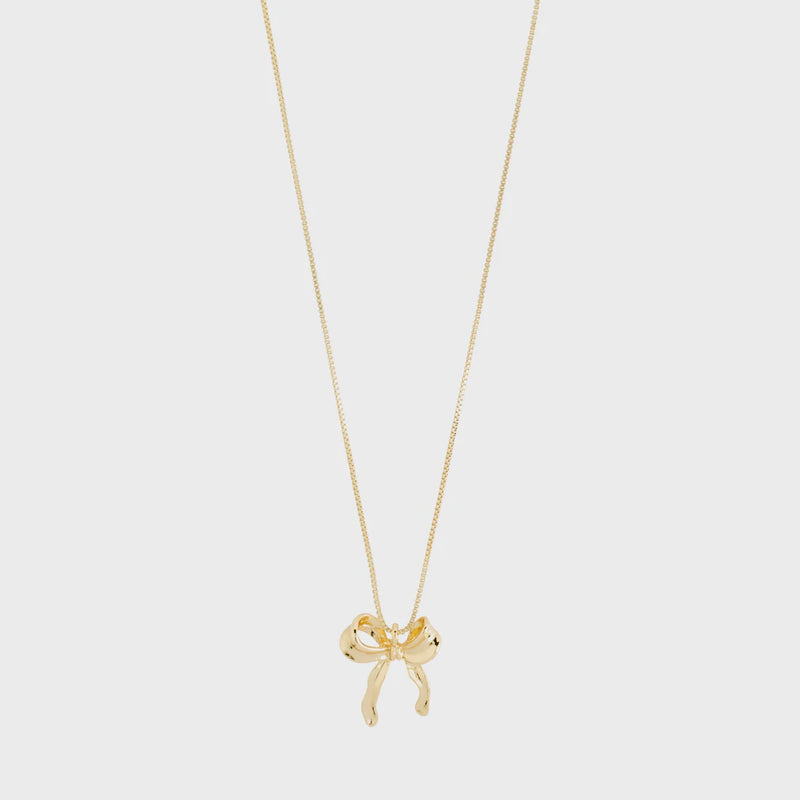 Pilgrim Cassian Necklace
Available in Gold-plated &amp; silver – plated with pendant
Trendy bow pendant
Measures 40 cm + 9 cm extension chain
The on-point look of the season
Made from 99% recycled material