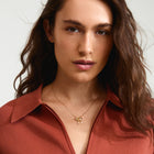Pilgrim Cassian Necklace
Available in Gold-plated &amp; silver – plated with pendant
Trendy bow pendant
Measures 40 cm + 9 cm extension chain
The on-point look of the season
Made from 99% recycled material