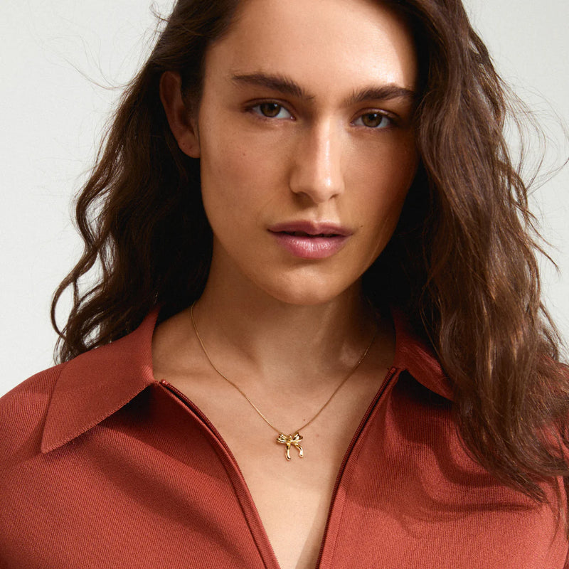 Pilgrim Cassian Necklace
Available in Gold-plated &amp; silver – plated with pendant
Trendy bow pendant
Measures 40 cm + 9 cm extension chain
The on-point look of the season
Made from 99% recycled material