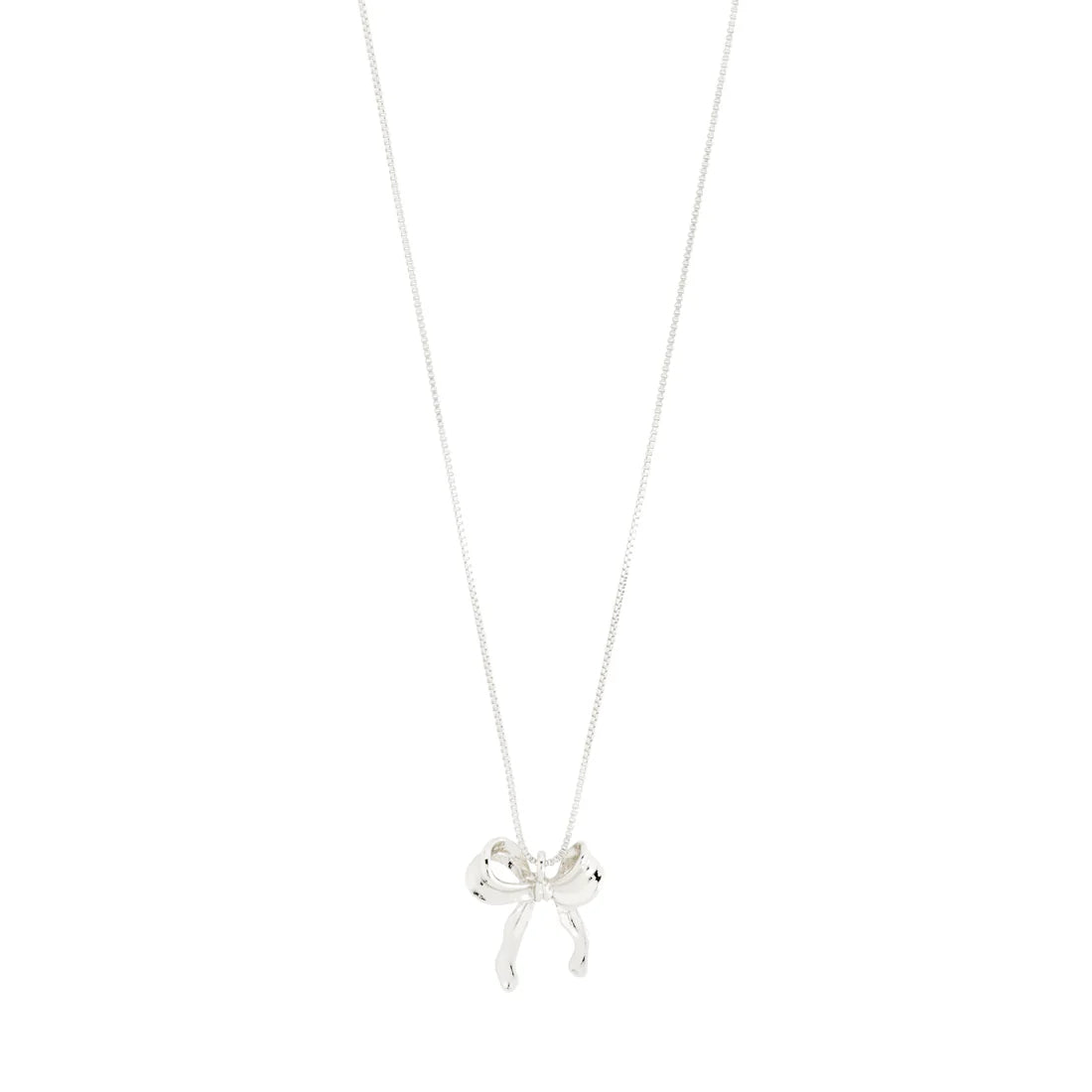 Pilgrim Cassian Necklace
Available in Gold-plated &amp; silver – plated with pendant
Trendy bow pendant
Measures 40 cm + 9 cm extension chain
The on-point look of the season
Made from 99% recycled material
